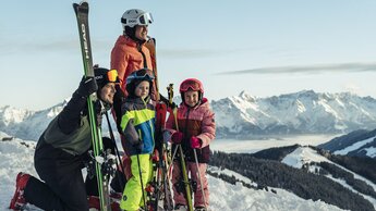 Familie genießt Aussicht auf Schmittenhöhe | © Zell am See-Kaprun Tourismus